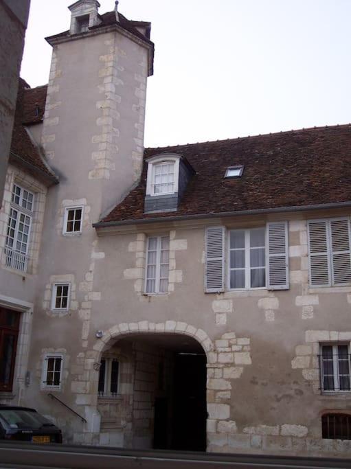 Le "Pied A Terre" - Appartement Plein Centre Avec Parking Prive Bourges Luaran gambar