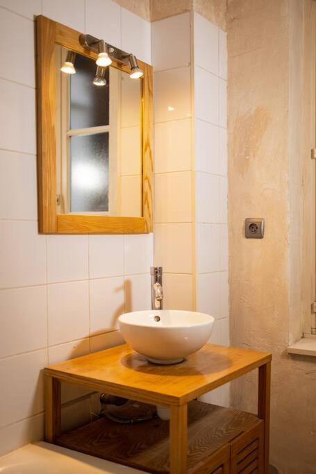 Le "Pied A Terre" - Appartement Plein Centre Avec Parking Prive Bourges Luaran gambar