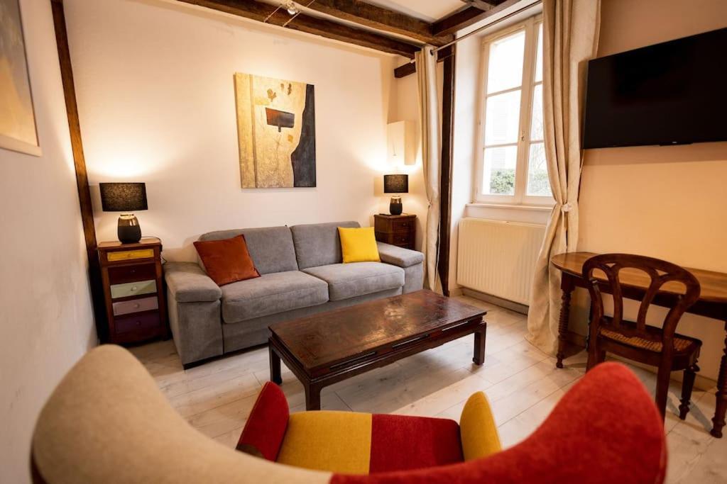 Le "Pied A Terre" - Appartement Plein Centre Avec Parking Prive Bourges Luaran gambar