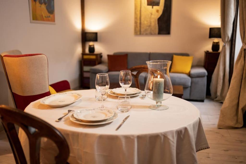 Le "Pied A Terre" - Appartement Plein Centre Avec Parking Prive Bourges Luaran gambar