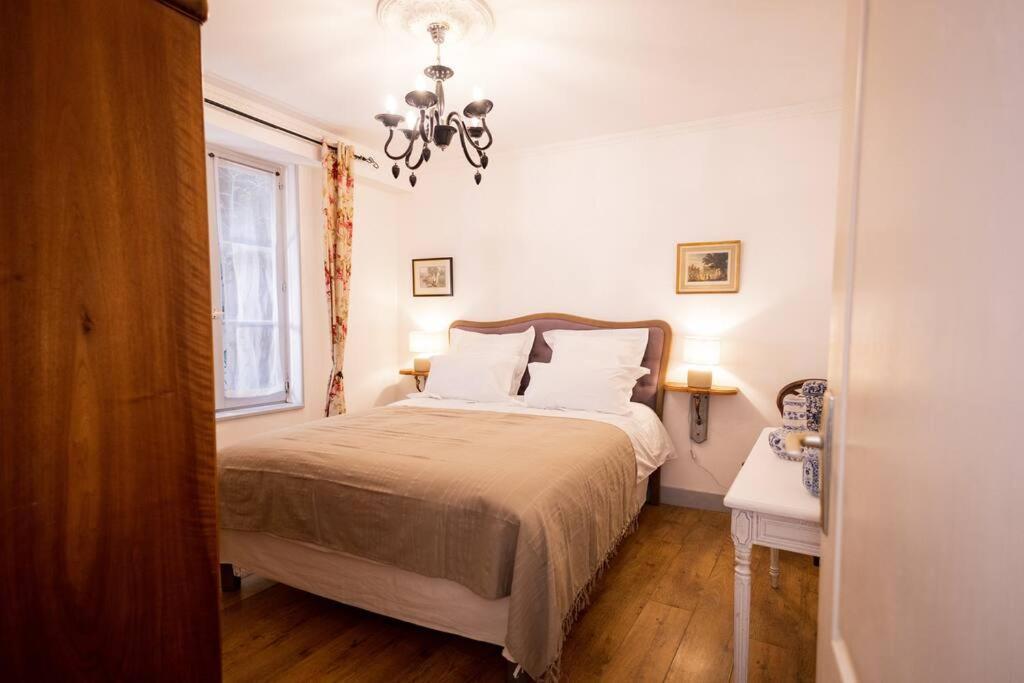 Le "Pied A Terre" - Appartement Plein Centre Avec Parking Prive Bourges Luaran gambar