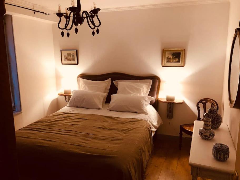Le "Pied A Terre" - Appartement Plein Centre Avec Parking Prive Bourges Luaran gambar