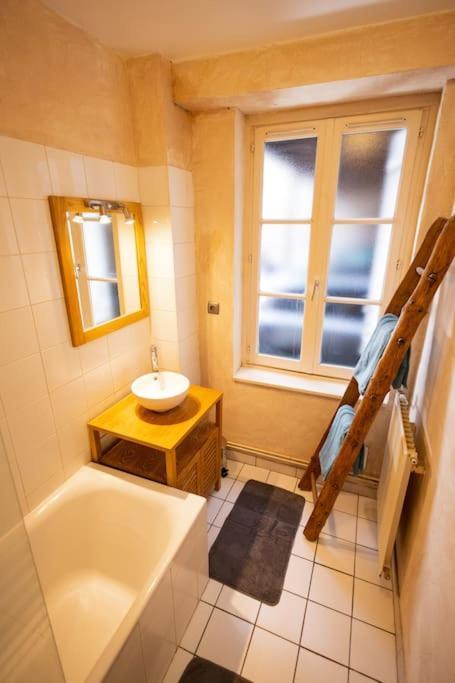 Le "Pied A Terre" - Appartement Plein Centre Avec Parking Prive Bourges Luaran gambar