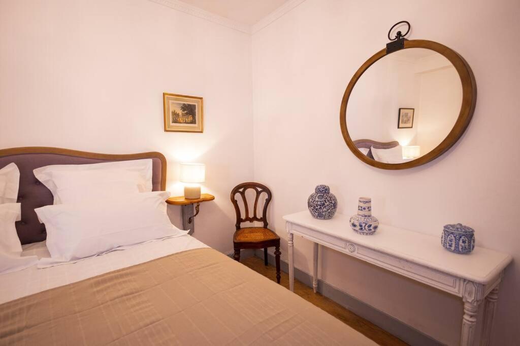 Le "Pied A Terre" - Appartement Plein Centre Avec Parking Prive Bourges Luaran gambar